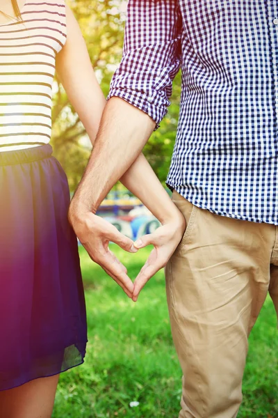 Verliefde paar hand in hand buitenshuis — Stockfoto