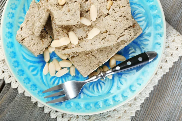 Solros halva med jordnötter på plattan, på trä bakgrund — Stockfoto