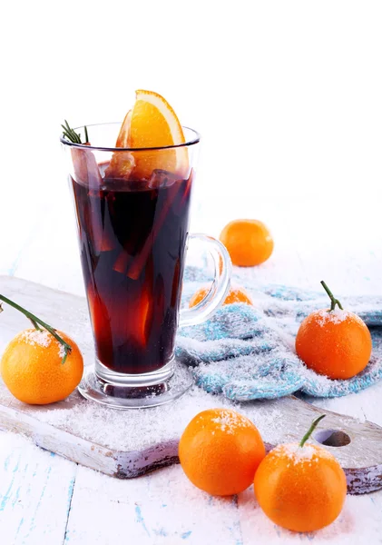 Forró pohár forralt bor, a narancs és a mandarin, a vágódeszka és színes, fából készült asztal elszigetelt fehér darab — Stock Fotó