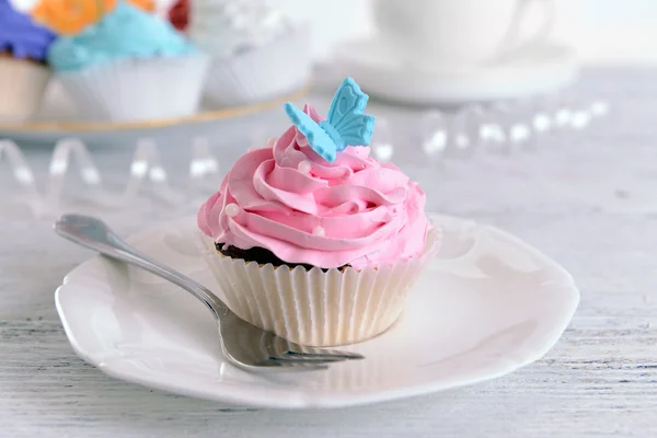 Deliciosos cupcakes en el plato en primer plano de la mesa —  Fotos de Stock
