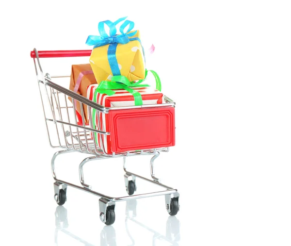 Pequeño carrito de compras lleno de regalos, aislado en blanco — Foto de Stock