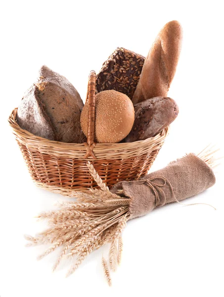 Verschillende brood in rieten mand geïsoleerd op wit — Stockfoto