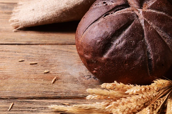 Leckeres Brot auf dem Tisch aus nächster Nähe — Stockfoto