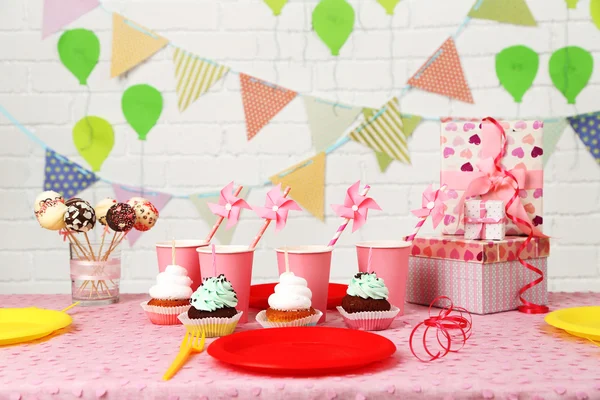 Table d'anniversaire préparée pour la fête des enfants — Photo