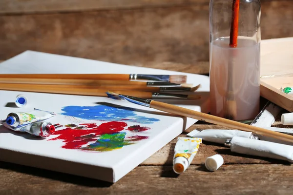 Materiais de arte profissional em fundo de madeira — Fotografia de Stock