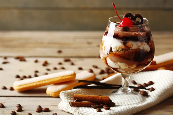 Sabroso postre tiramisú en vidrio, sobre fondo de madera —  Fotos de Stock