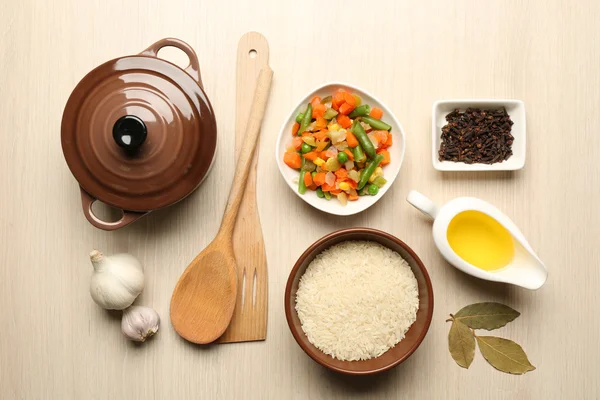 Ingredientes alimentares e utensílios de cozinha para cozinhar em fundo de madeira — Fotografia de Stock