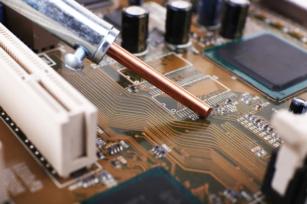 Reparatur von Computermotherboard, Makroansicht — Stockfoto