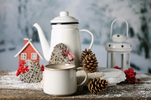 Composición invernal con bebida caliente sobre fondo natural — Foto de Stock