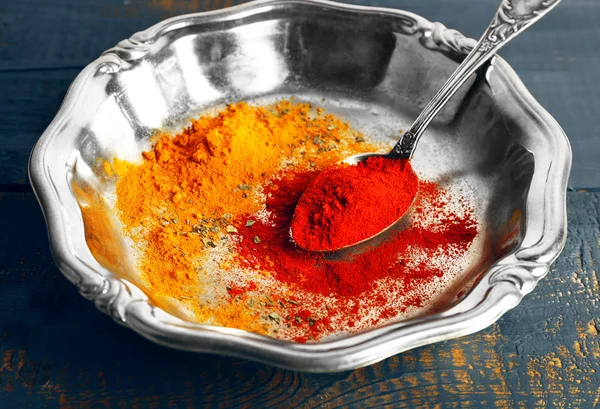 Porter et paprika sur plateau en argent et couleur rustique fond de table en bois — Photo