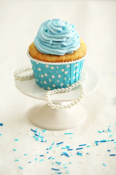 Delicioso cupcake na mesa close-up — Fotografia de Stock