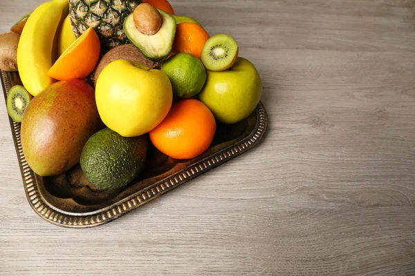 Obstsortiment auf Holztisch — Stockfoto