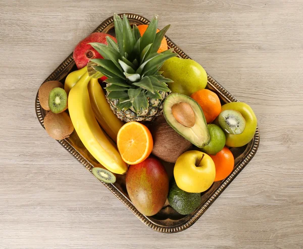 Sortimento de frutas na mesa de madeira — Fotografia de Stock