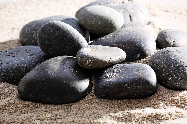 Parlak kum zemin üzerine deniz çakıl yığını — Stok fotoğraf
