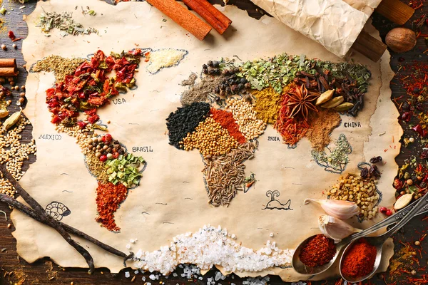 Ahşap zemin üzerine baharat çeşitleri yapılan Dünya Haritası — Stok fotoğraf