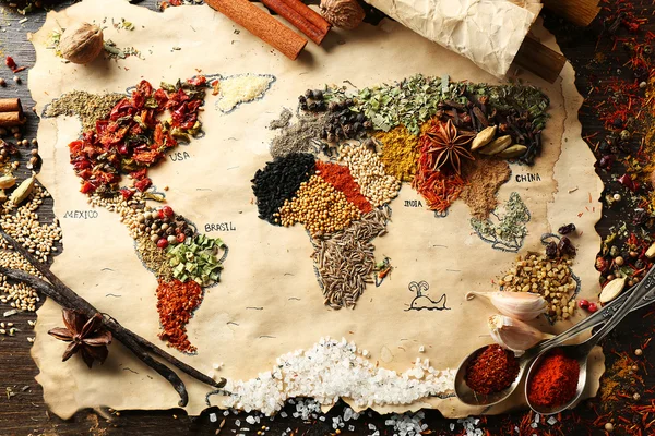 由不同种类的木制背景上的香料制成的世界地图 — 图库照片