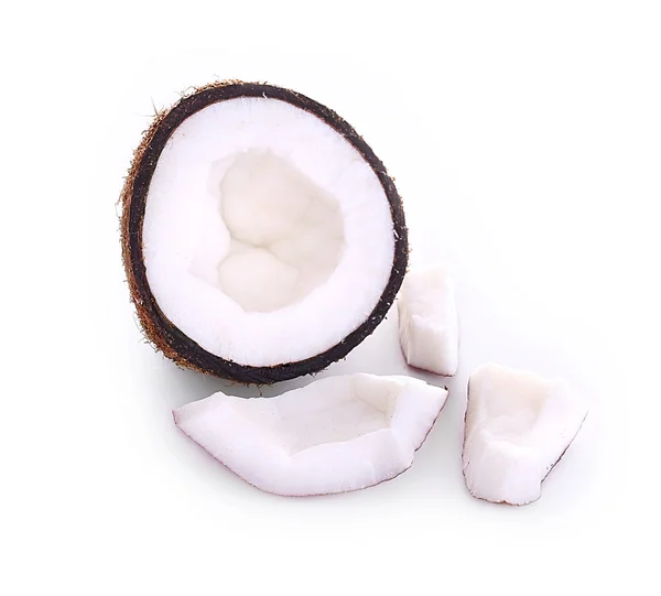 Coco rachado isolado em branco — Fotografia de Stock