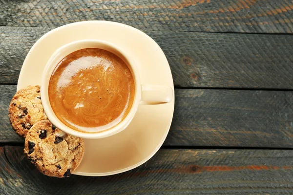 Cangkir kopi dan kue lezat dengan latar belakang kayu — Stok Foto