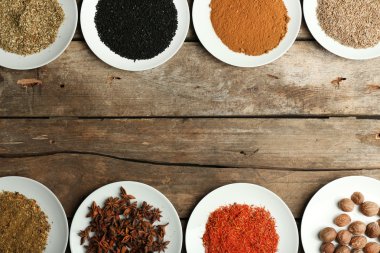 Plakaları, eski ahşap masa üzerinde farklı baharatlar