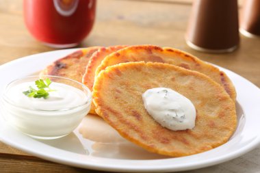 Mısır ekmeği ile doldurma ve bardak suyu ahşap masa arka plan üzerinde yığını