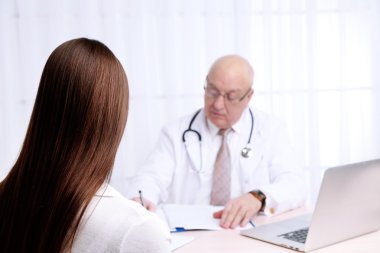 Profesyonel doktor ofisinde beyaz perde arka plan üzerinde alıcı hasta
