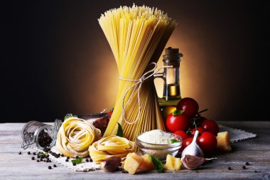 Kiraz domates ve diğer malzemelerin üzerine koyu arka plan ile makarna