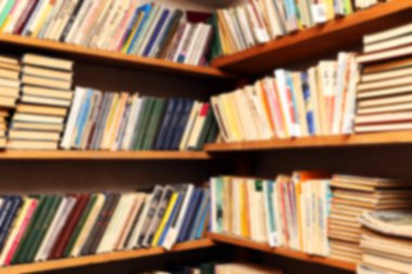 Pek çok kitap kütüphane içinde bookshelf
