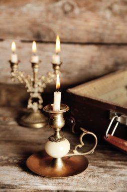 Ahşap arka plan eski kitapları ile eski tahta bavul