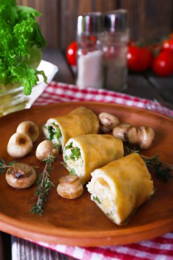 Ahşap masa, closeup tabağa Kremalı mantarlı krep