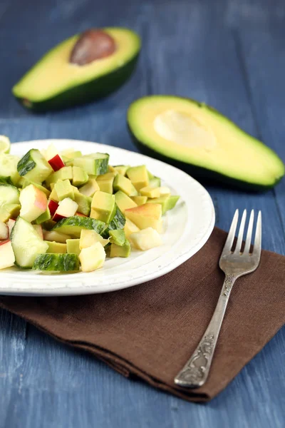 Salat mit Apfel und Avocado in Schüssel auf dem Tisch aus nächster Nähe — Stockfoto
