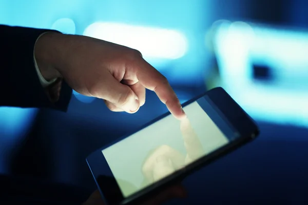 Mannenhand raken scherm tablet close-up — Stockfoto