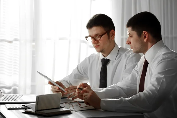 Twee knappe ondernemers werken in office — Stockfoto