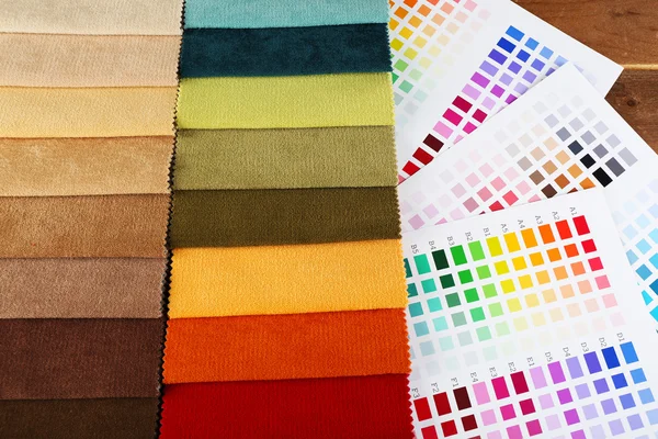 Scraps of colored tissue with palette close up — Stock Photo, Image