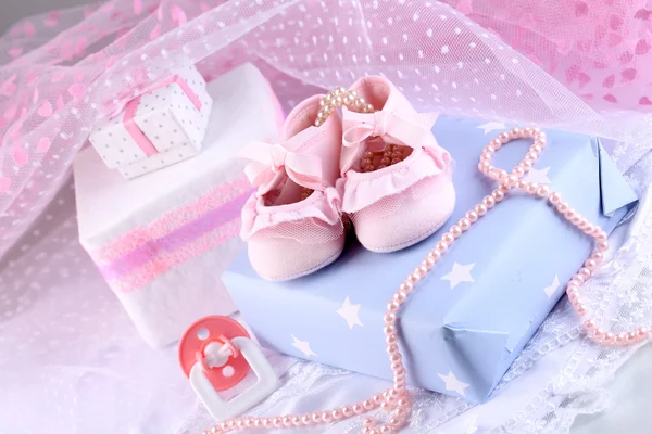 Pink baby boots with gift close-up — Stock Photo, Image