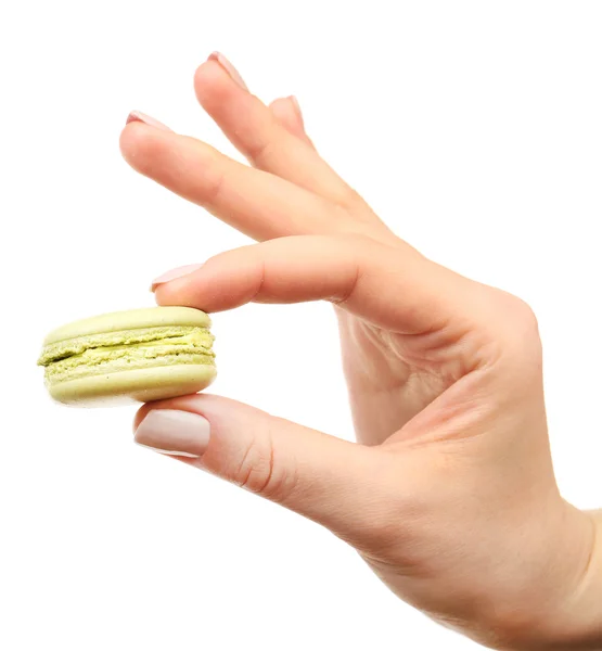 Chutné macaroons barevné v ženské ruce izolovaných na bílém — Stock fotografie