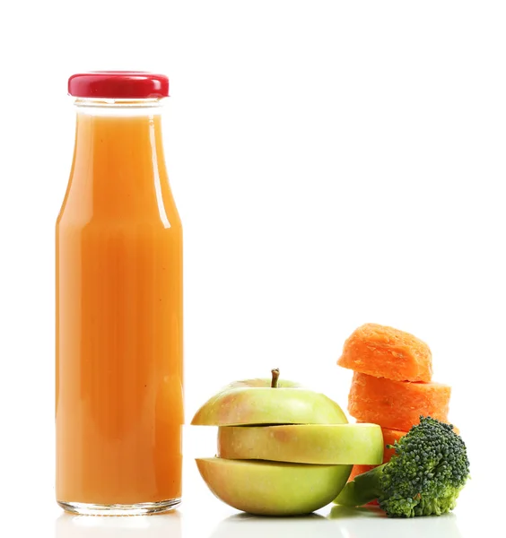Glass bottle of fresh healthy juice with sliced carrot, apple and broccoli isolated on white — Stock Photo, Image