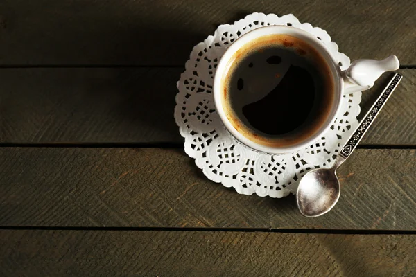 Tasse Kaffee auf rustikalen Holzplanken Hintergrund — Stockfoto