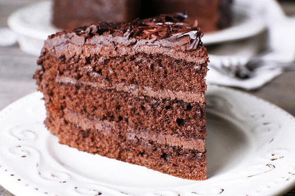 Beyaz ahşap masa arka plan, closeup tabağa lezzetli çikolatalı kek — Stok fotoğraf