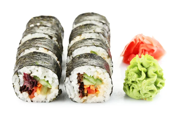 Rolos de sushi vegetarianos isolados em branco — Fotografia de Stock