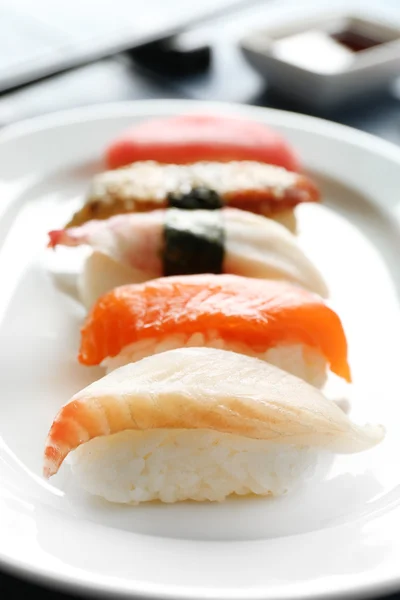 Sushi auf Teller auf Holztischhintergrund — Stockfoto