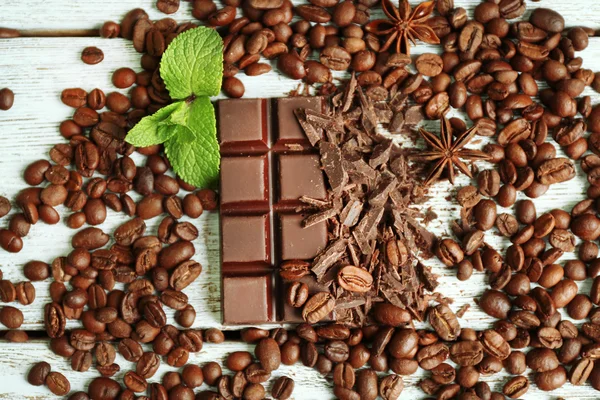 Čokoláda s zrna a máta, detail — Stock fotografie