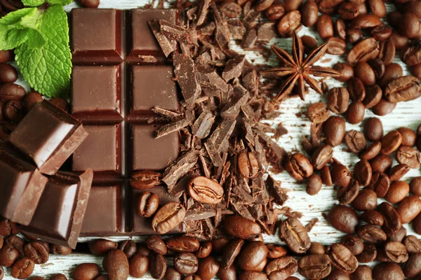 Čokoláda s zrna a máta, detail — Stock fotografie