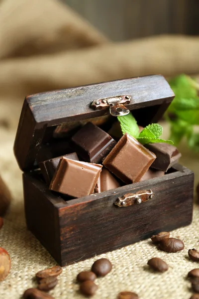 Natura morta con set di cioccolato su tela di iuta, primo piano — Foto Stock