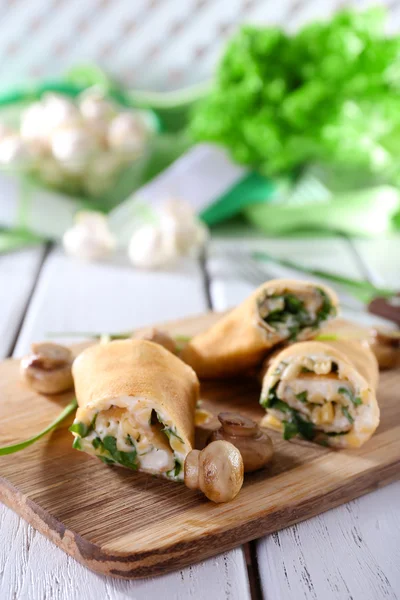 Panqueques con crema y champiñones sobre mesa de madera, primer plano — Foto de Stock