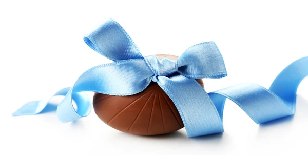 Cioccolato uovo di Pasqua con fiocco nastro di colore isolato su bianco — Foto Stock