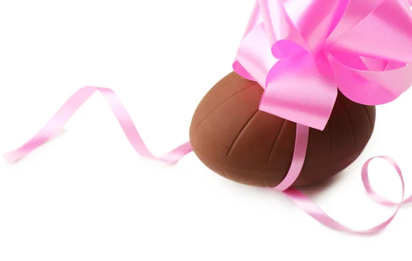 Шоколадное пасхальное яйцо с цветной лентой лук изолирован на белом — стоковое фото