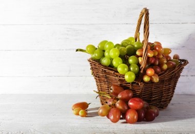 üzüm sepeti ahşap zemin üzerinde