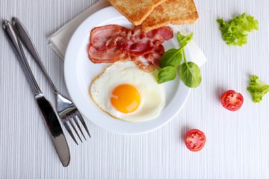 Pastırmalı yumurta renk ahşap masa arka plan üzerinde