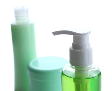 Beyaz üzerine izole edilmiş kozmetik şişeler