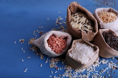 Ahşap zemin üzerine çuval pirinç farklı türleri